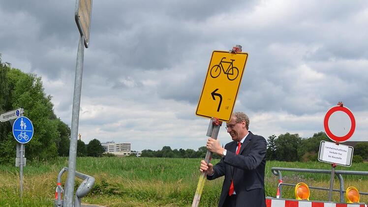 Selbst ist der Bürgermeister: German Hacker versetzt mal schnell ein Schild.  Fotos: Bernhard Panzer