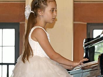 Ariane Maier (6) spielte ein Kinderlied.  Foto: Andreas Welz