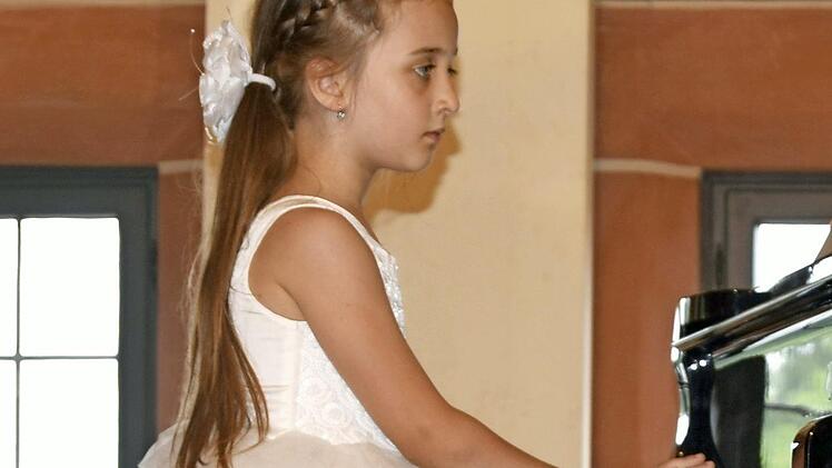 Ariane Maier (6) spielte ein Kinderlied.  Foto: Andreas Welz