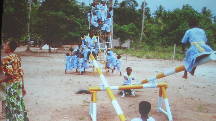 Seit 2005 verwirklicht die Afrika-Hilfe Projekte in Tansania. Im Bild der Spielplatz eines von der Afrika-Hilfe erbauten Kindergartens. Uwe Tobaben