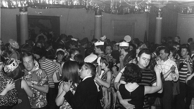 War früher sehr  beliebt: der Faschingsball   der Sudetendeutschen Landsmannschaft im Vereinshaus (Bild aus den sechziger Jahren).   Foto: Archiv Stephan Tiroch