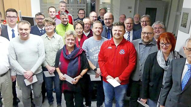 Bereichsdirektor Gerhard Zettel (rechts) &uuml;bergab die letzten Spenden 2019  Foto: Dieter H&uuml;bner
