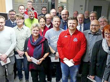 Bereichsdirektor Gerhard Zettel (rechts) übergab die letzten Spenden 2019  Foto: Dieter Hübner