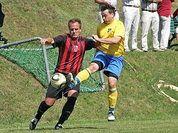 Gute Erinnerungen: In der Vorrunde landete der TSV 08 Kulmbach am 12. August mit 3:0 seinen ersten Saisonsieg beim FC Kupferberg. Allerdings wird der Nullachter Sascha Pfeufer (links) im Kellerderby am Sonntag wegen eines Achillessehnenrisses fehlen. Rechts der Kupferberger Manfred Angles. Foto: Herbert Georgius