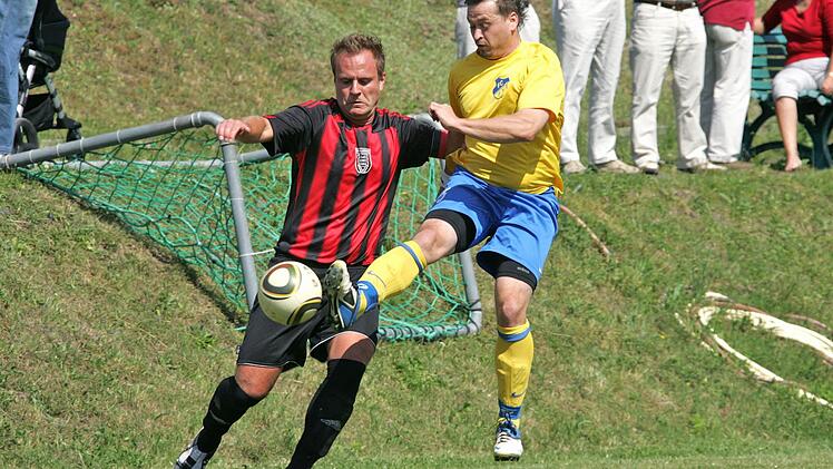 Gute Erinnerungen: In der Vorrunde landete der TSV 08 Kulmbach am 12. August mit 3:0 seinen ersten Saisonsieg beim FC Kupferberg. Allerdings wird der Nullachter Sascha Pfeufer (links) im Kellerderby am Sonntag wegen eines Achillessehnenrisses fehlen. Rechts der Kupferberger Manfred Angles. Foto: Herbert Georgius