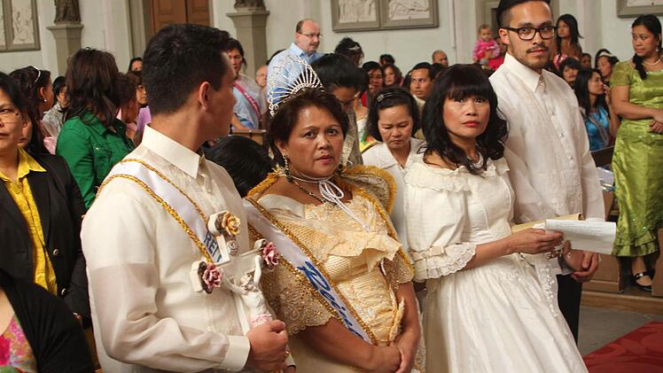 In den Rollen von St. Helena und Kaiser Konstantin stehen sie für die große Verehrung des Kreuzes.