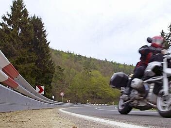 So sieht eine Leitplanke mit Unterfahrschutz aus. Foto: Deutscher Verkehrssicherheitsrat