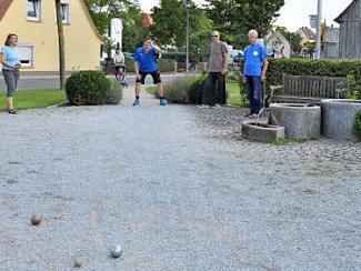 Beim Pétanque werden Stahlkugeln geworfen. Foto: Roland Meister