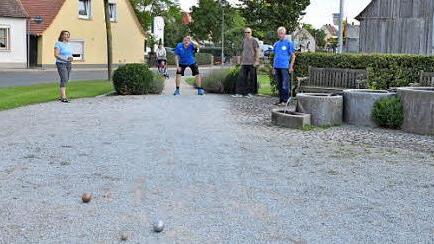Beim Pétanque werden Stahlkugeln geworfen. Foto: Roland Meister