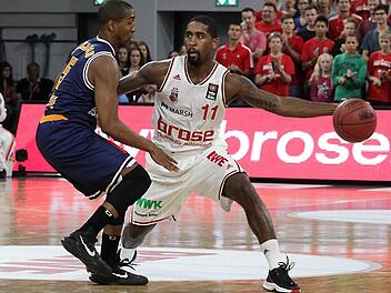 Der neue Bamberger Aufbauspieler Brad Wanamaker (r.) leistete sich am Sonntag in Braunschweig in der Verlängerung zwei haarsträubende Fehlpässe. Foto: sportpress