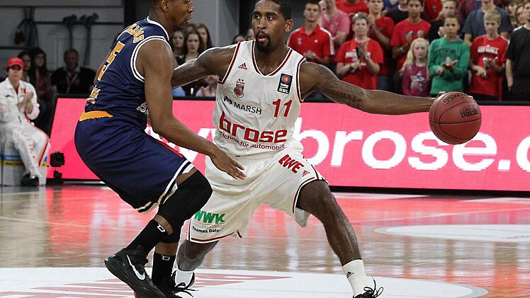 Der neue Bamberger Aufbauspieler Brad Wanamaker (r.) leistete sich am Sonntag in Braunschweig in der Verlängerung zwei haarsträubende Fehlpässe. Foto: sportpress
