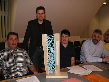 Thomas Bauer, Torsten Gunselmann, Markus Düsel und Lothar Fischer (v.l.) betrachten die Skulptur.Foto: Hubele