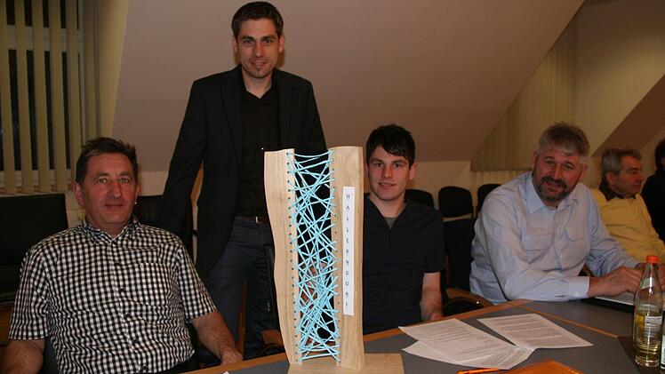 Thomas Bauer, Torsten Gunselmann, Markus Düsel und Lothar Fischer (v.l.) betrachten die Skulptur.Foto: Hubele