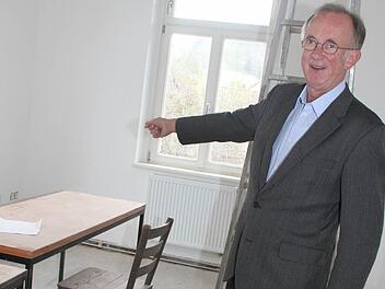 Vom Amtszimmer des Pfarrers im Erdgeschoss hat man einen herrlichen Blick auf Plassenburg und Petrikirche, freut sich Dekan Hans Roppelt. Fotos: Sonja Adam