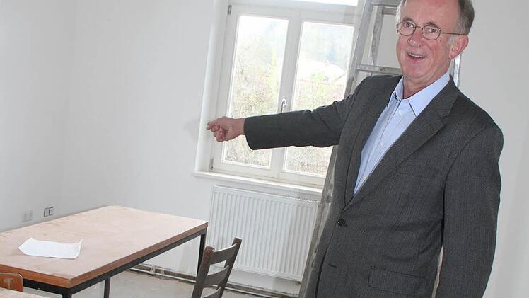 Vom Amtszimmer des Pfarrers im Erdgeschoss hat man einen herrlichen Blick auf Plassenburg und Petrikirche, freut sich Dekan Hans Roppelt. Fotos: Sonja Adam