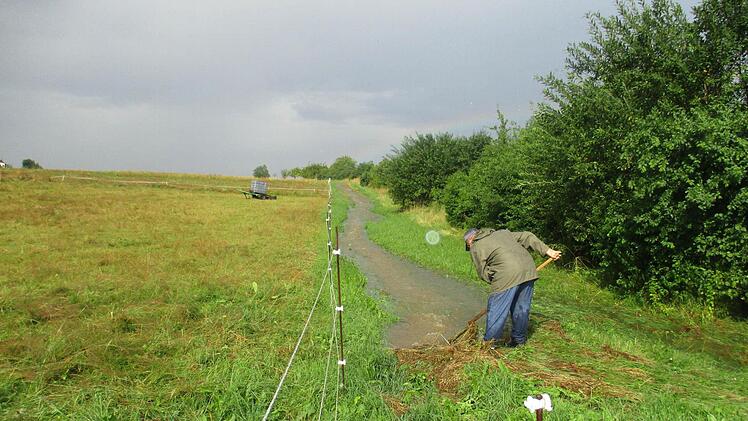 Bach trotz Sonnenschein: Auch nach Ende des Starkregens ergoss sich das Wasser vom Brennofen in Richtung Ort. Foto: Marianne Rößer