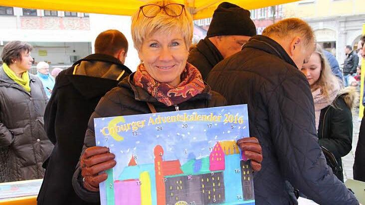 Ilona Frieß mit dem diesjährigen Adventskalender des Lions-Clubs.