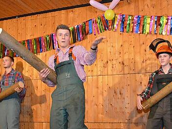 Die Wermerichshäuser Holzhackerbuam zeigten mit ihrem fetzigen Tanz, wie wichtig das Holzmachen für sie ist. Fotos: Björn Hein