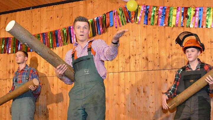 Die Wermerichshäuser Holzhackerbuam zeigten mit ihrem fetzigen Tanz, wie wichtig das Holzmachen für sie ist. Fotos: Björn Hein