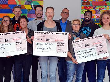 Der Erlös aus ihrer Abiturfeier, immerhin 2500 Euro, spendeten die Kissinger Abiturienten auf Anregung von Anna-Lena Schmitt (von links):  Anna-Lena Schmitt, Andre Ahlers, Dr. Gudrun Heil-Franke (Vorsitzende der Freunde des JSG), Justin Röttinger, Christina Wirsching (Tierheim Wanningsmühle), Studiendirektor und stellvertretender Schulleiter Jens Beck, Andrea Green von der Elterninitiative Leukämiekranker Kinder, Yonas Kitos und Juliane Koy. Foto: Peter Rauch