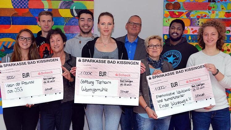 Der Erlös aus ihrer Abiturfeier, immerhin 2500 Euro, spendeten die Kissinger Abiturienten auf Anregung von Anna-Lena Schmitt (von links):  Anna-Lena Schmitt, Andre Ahlers, Dr. Gudrun Heil-Franke (Vorsitzende der Freunde des JSG), Justin Röttinger, Christina Wirsching (Tierheim Wanningsmühle), Studiendirektor und stellvertretender Schulleiter Jens Beck, Andrea Green von der Elterninitiative Leukämiekranker Kinder, Yonas Kitos und Juliane Koy. Foto: Peter Rauch