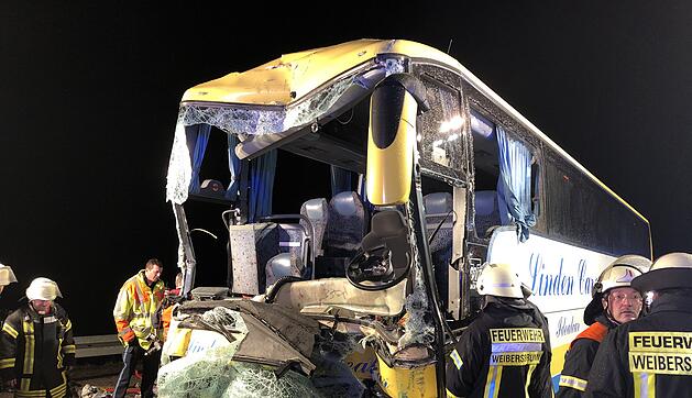 Schweres Busunglück auf A3 in Unterfranken: 18 Verletzte - ein Toter