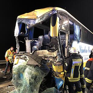 Schweres Busunglück auf A3 in Unterfranken: 18 Verletzte - ein Toter