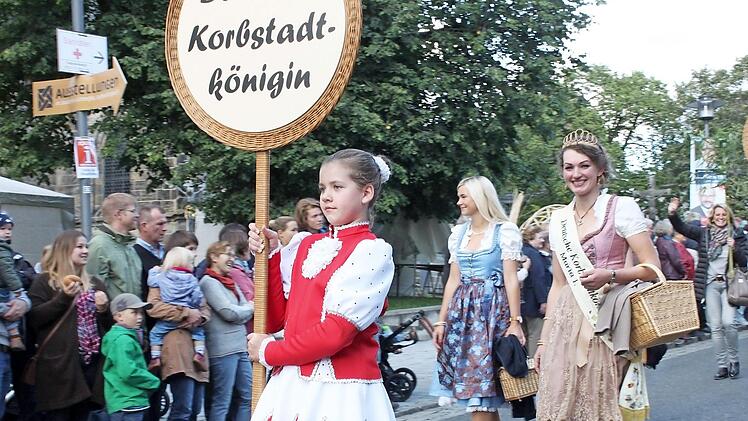 Einzug der Korbstadtkönigin im vergangenen Jahr  Foto: Archiv