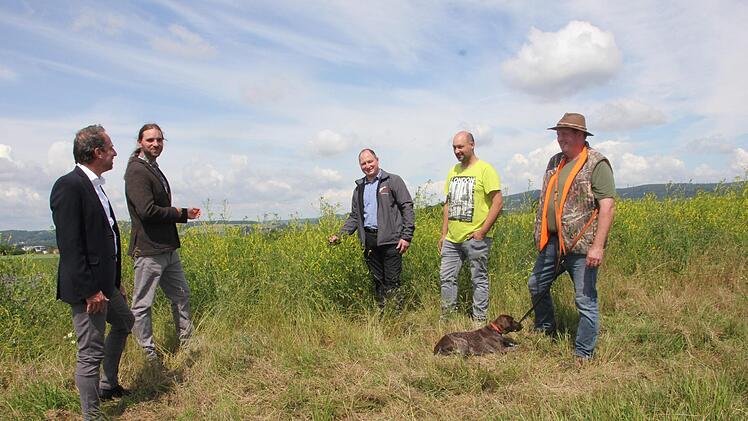 Umweltminister Thorsten Glauber (links) lobte das Zusammenwirken zwischen Jägern, Landwirten und Naturschützern. Mit im Bild: Der Initiator des Projekts, Andre Maslo, Matthias Renner, Andreas Bauer und Karl Bauer (v. l.)  Fotos: Veronika Schadeck