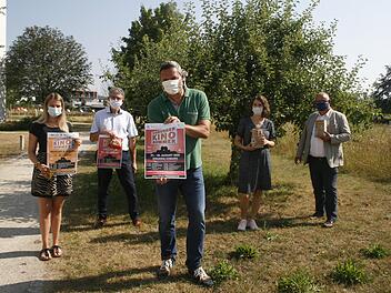 Freuen sich, dass es den Kinosommer "Ganz wie fr&uuml;her, aber anders" geben wird (von links): Leonie Fischer (Stadt Neustadt), Rainer Engelhardt (Sparkasse Coburg-Lichtenfels), Mischa Salzmann (SaSe GbR), Hanna Fischer (Coburg Stadt und Land aktiv) und Martin Stingl (Zweiter B&uuml;rgermeister Neustadt).  Foto: Martin Rebhan