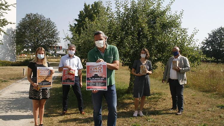 Freuen sich, dass es den Kinosommer "Ganz wie früher, aber anders" geben wird (von links): Leonie Fischer (Stadt Neustadt), Rainer Engelhardt (Sparkasse Coburg-Lichtenfels), Mischa Salzmann (SaSe GbR), Hanna Fischer (Coburg Stadt und Land aktiv) und Martin Stingl (Zweiter Bürgermeister Neustadt).  Foto: Martin Rebhan