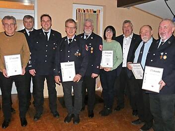 Zahlreiche Mitglieder wurden für ihre langjährige Treue zum Feuerwehrverein vom Vorsitzenden Manuel Gumtow (Sechster von links) und Kommandant Daniel Kohl (rechts) geehrt.