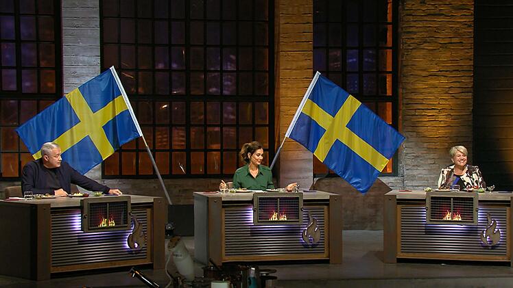 Diesmal in der Jury und vor "schweren Entscheidungen": Sternekoch Alexander Herrmann (von links), Moderatorin Jana Ina Zarrella und Sternek&ouml;chin L&eacute;a Linster aus Luxemburg.