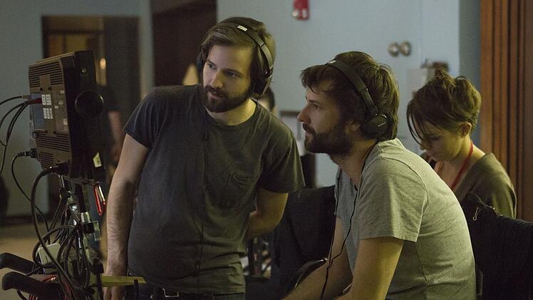 Au&szlig;erdem planen die Duffer Br&uuml;der (Bild: Matt links neben Ross) eine weitere Spiun-off-Serie zu "Stranger Things". Sie soll in einer "etwas anderen Welt" spielen und um neue Protagonisten kreisen.