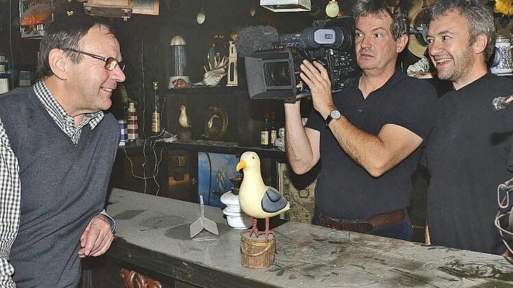 Siegfried Küspert erzählt Kameramann Benedikt Preisinger und Autor Jürgen Neumann (von links) von seinen Erinnerungen an die Bar im Malergarten. Fotos: Dieter Hübner