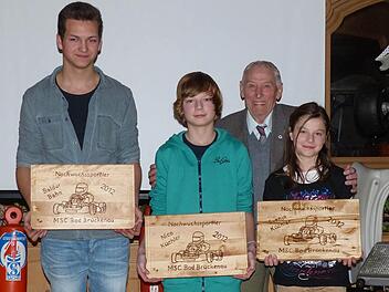 Wilhelm Riemey ehrt den Nachwuchs: Baldur Bahn (von links), Nico und Svenja Küchler. Foto: privat