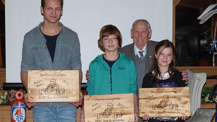 Wilhelm Riemey ehrt den Nachwuchs: Baldur Bahn (von links), Nico und Svenja Küchler. Foto: privat