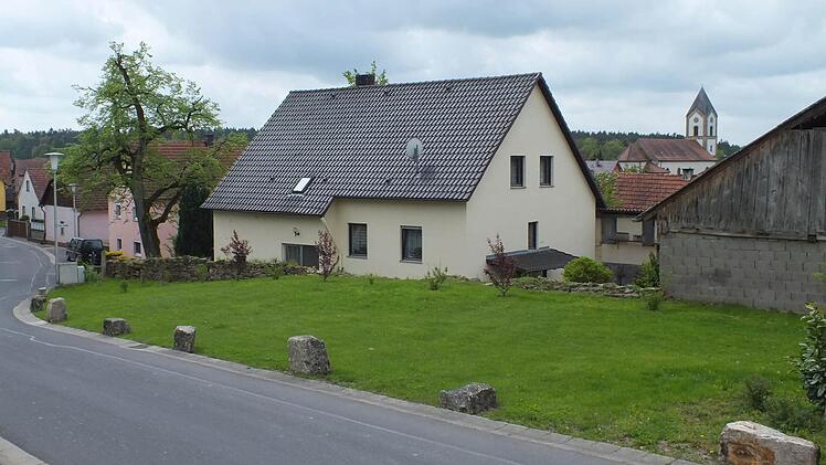Wo jetzt Rasen wächst stand früher das baufällige Ruff-Haus in Windheim, das abgerissen wurde.