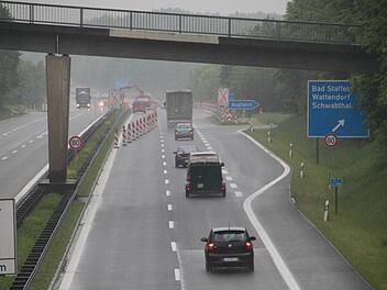 Die Beschilderung für die Fahrbahnverengung wurde am Montag angebracht. Eine Sperrung ist aber nicht vorgesehen.