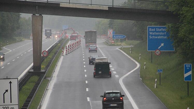 Die Beschilderung für die Fahrbahnverengung wurde am Montag angebracht. Eine Sperrung ist aber nicht vorgesehen.