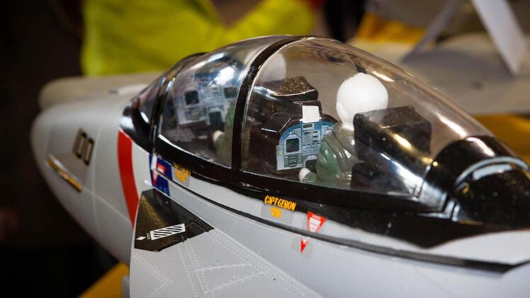 Die Vereinsmitglieder haben ihre Modelle auch in diesem Jahr beim Gewerbetag in Iphofen präsentiert. Das F-18 "Super Hornet" Scale-Schaummodell von Pilot Markus Engel hat 1,25 Meter Spannweite und ist etwa drei Kilogramm schwer. Der Antrieb erfolgt mit einem Elektro-Impeller. Foto: Jochen Lauer