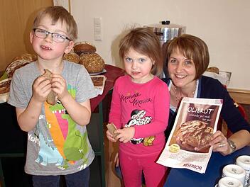 Wie lecker frisches Brot sein kann, testeten Fabian Rehwald und Emilie Hauck. Rechts Erzieherin Tanja Emrich. Foto: Susanne Deuerling