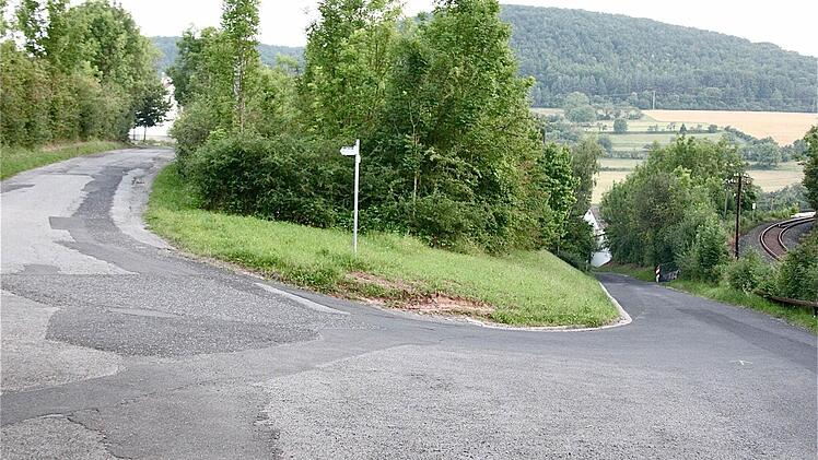Eine dünne Deckschicht reiche nicht, forderte Jochen Huppmann schon jetzt eine gründliche Sanierung der Zufahrt zwischen Schweinfurter Straße und Am Haarberg.
