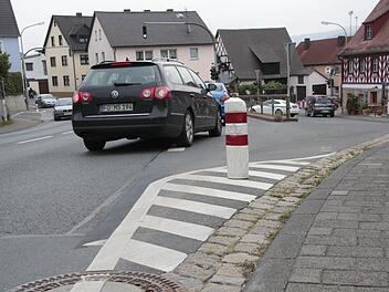 Der Pfosten in Reuth vor der Abbiegespur nach Wiesenthau ist einer von mehreren Punkten, die Fahrlehrer Josef Metzner kritisiert. Fotos: Josef Hofbauer
