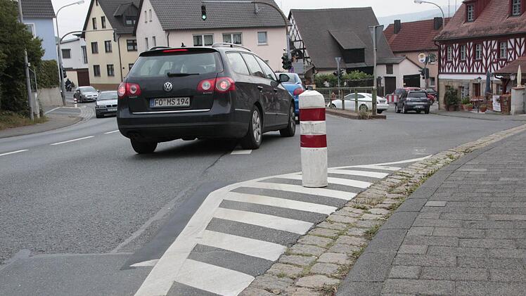 Der Pfosten in Reuth vor der Abbiegespur nach Wiesenthau ist einer von mehreren Punkten, die Fahrlehrer Josef Metzner kritisiert. Fotos: Josef Hofbauer