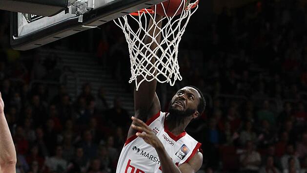 Der Bamberger Neuzugang Gabriel Olaseni deutete beim Sieg &uuml;ber Crailsheim sein Potenzial erstmals an. Der Center kam auf 14 Punkte und sechs Rebounds. Foto: sportpress