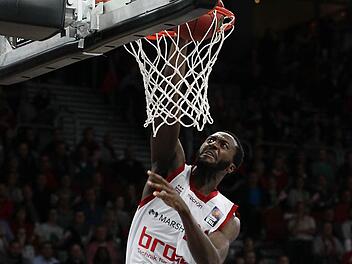 Der Bamberger Neuzugang Gabriel Olaseni deutete beim Sieg über Crailsheim sein Potenzial erstmals an. Der Center kam auf 14 Punkte und sechs Rebounds. Foto: sportpress