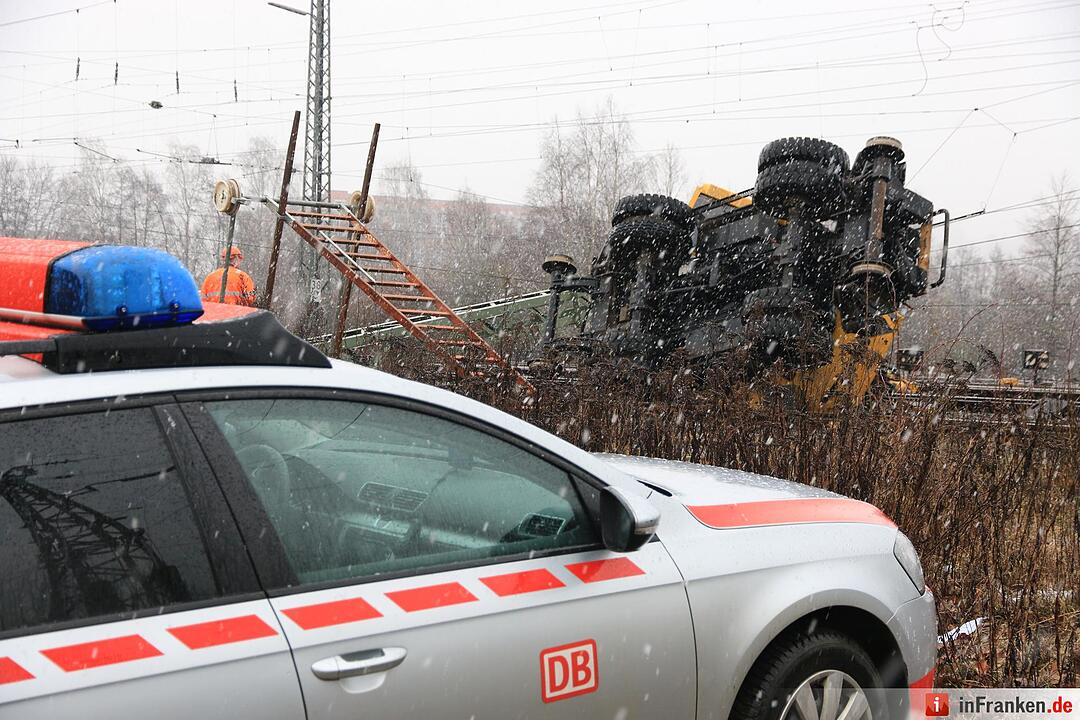 Forchheim: Bagger kippt auf Bahngleis