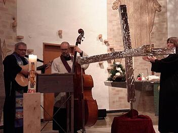 Aus einer massiven Panzersperre wird mit wenigen Handgriffen ein aufrecht stehendes Kreuz. Neben markigen Worten prägte auch eine gewisse Symbolik den ökumenischen Auftaktgottesdienst zum Reformationsjubiläum in der Bad Brückenauer Friedenskirche.  Foto: Rolf Pralle