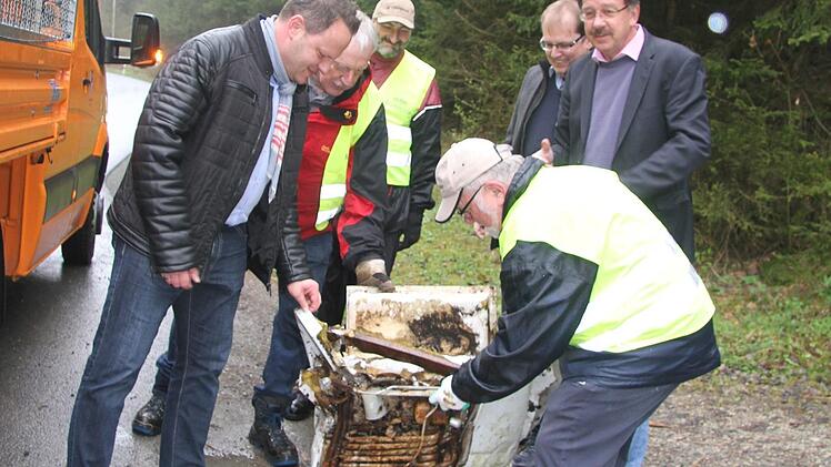 Auch Bürgermeister Stefan Schaffranek sowie die Stadträte Horst Zahr, Ingo Lehmann und Stadtrat Ralf Hartnack staunten nicht schlecht, was alles am Straßenrand und im Wald herumlag. Foto: Sonny Adam